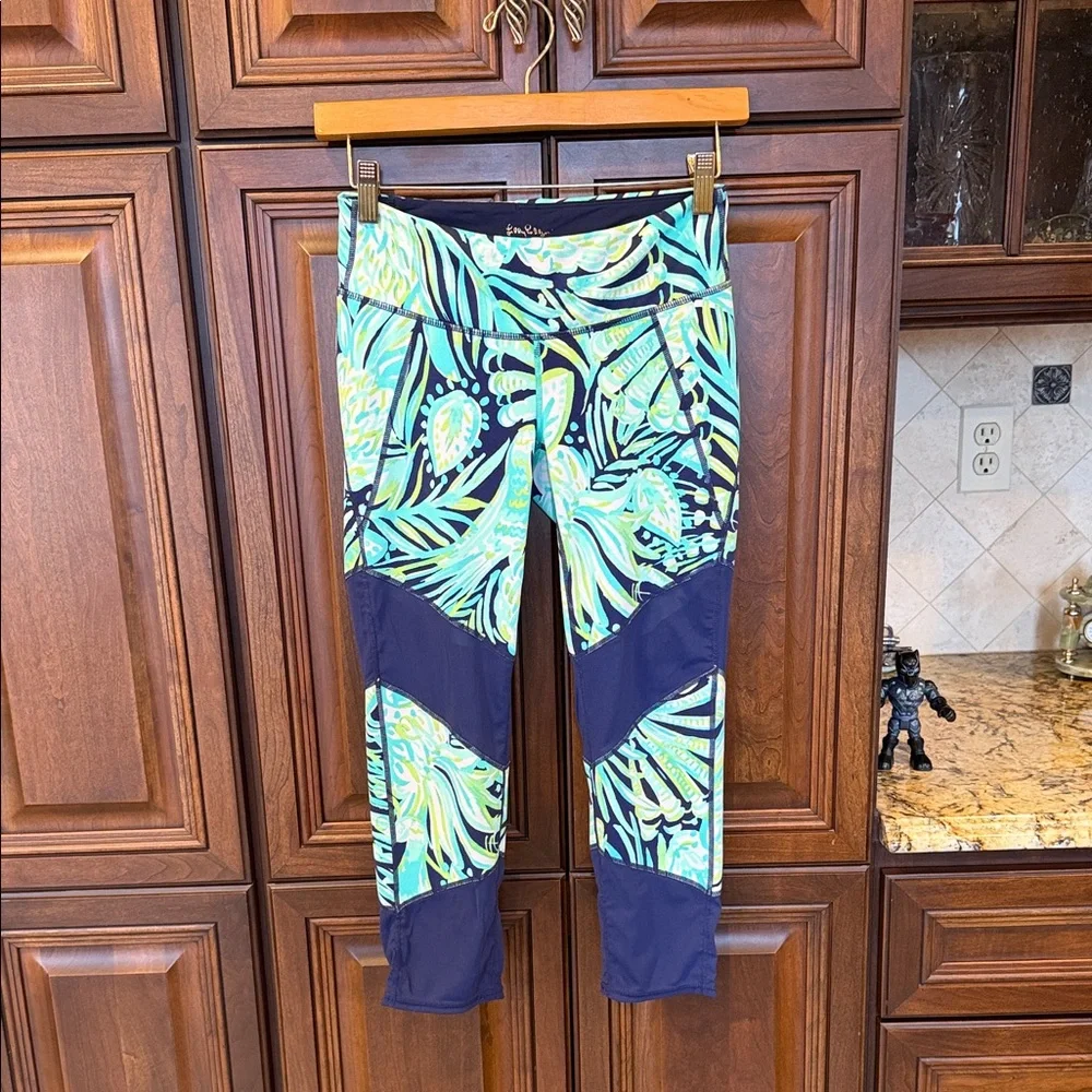 LILLY PULITZER Thea Weekender Crop Party Like a Flock Star Luxletic Leggings